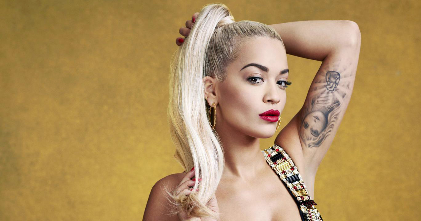 Pozoi duke luajtur piano nudo, Rita Ora poston foton ku është ironizuar nga ndjekësja Rita ora 2
