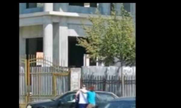 Video/Sherr për parakalimin, ja çfarë ndodhi mes dy vlonjatëve Screenshot 1 27