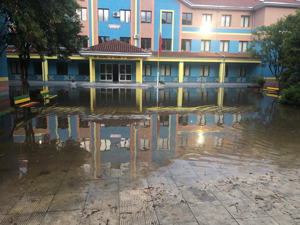 Anulohet mësimi në tre shkolla në Tiranë: Përmbyten katet e para Shkolla 1