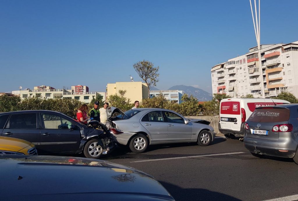 Përplasje makinash “në seri” te mbikalimi i Kamzës aksident