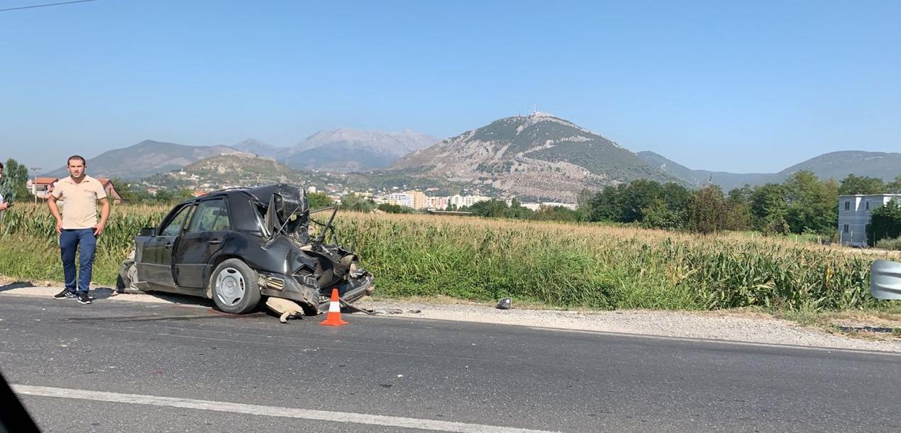 PAMJET/ Aksident i frikshëm në hyrje të Lezhës, betonierja përplas makinën, ja ku përfundoi ajo. Një i plagosur aksidenti lezhe3