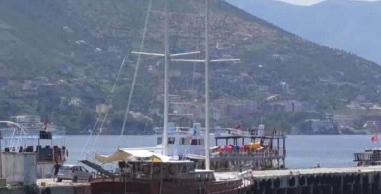 Anija pëson defekt në Vlorë, jep alarmin në det, shpëtohen 5 persona anije det