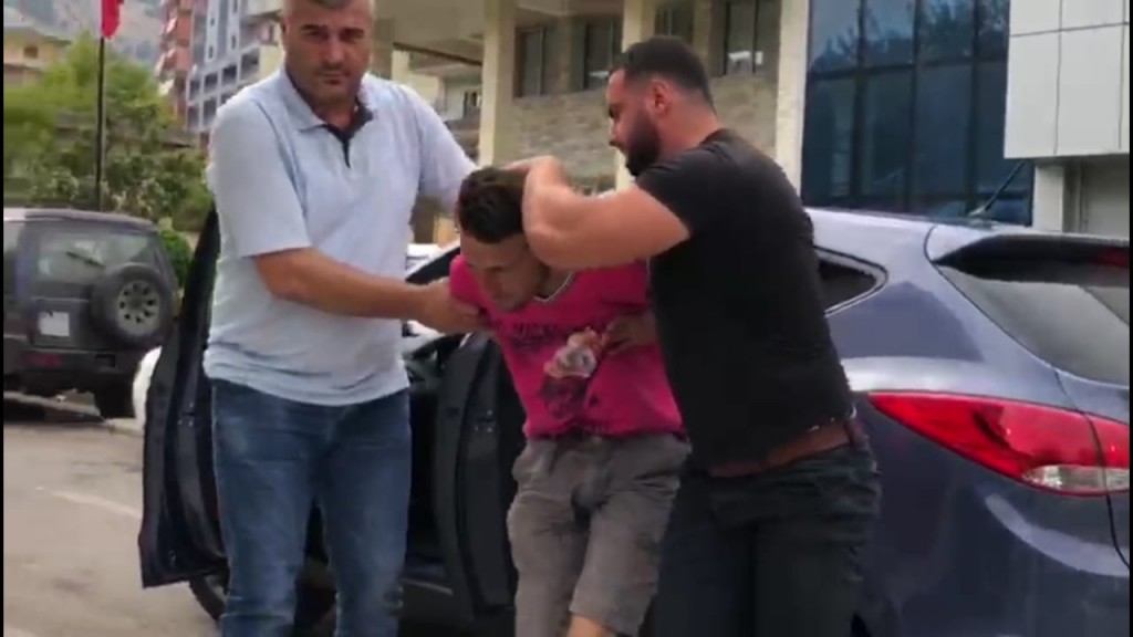 Dëshmia e djalit që vrau babanë: Kur ai ra përtokë, unë ika në shtëpi, u vesha. Kunatës i kërkova 40 mijë lekë dhe pastaj… arrestim shahaj