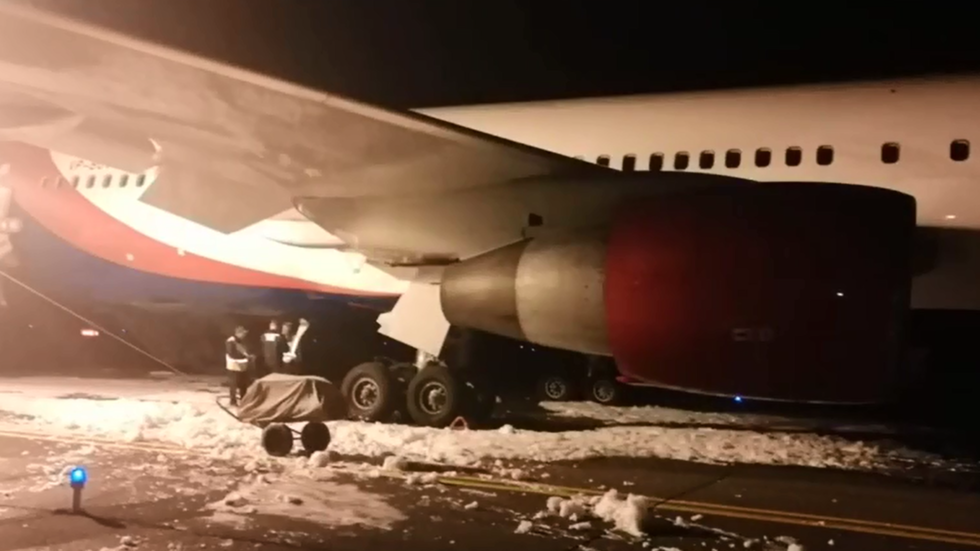 Avioni me 344 pasagjerë përfshihet nga flakët dhe bën ulje të detyruar, plagosen 49 pasagjerë avioni....