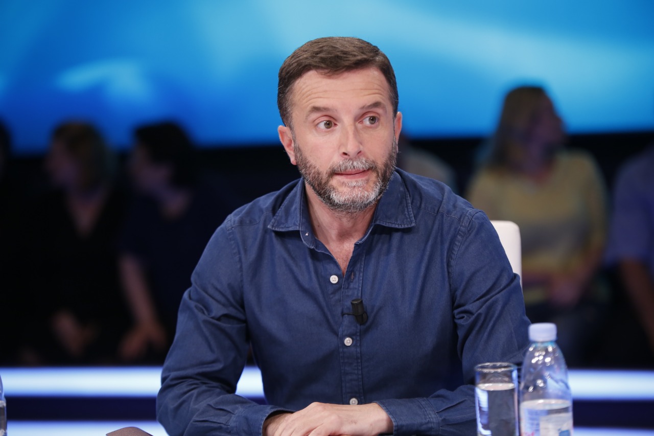 Erjon Braçe tregon ku e gjeti tërmeti: Vajza qëndroi poshtë derës. Sapo mora veten, mora Lleshajn në telefon brace