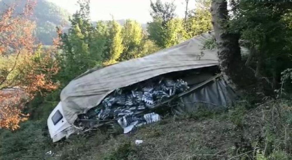 Rrokulliset trajleri në rrugën e Burrelit, shoferi hidhet nga makina në minutën e fundit burrel