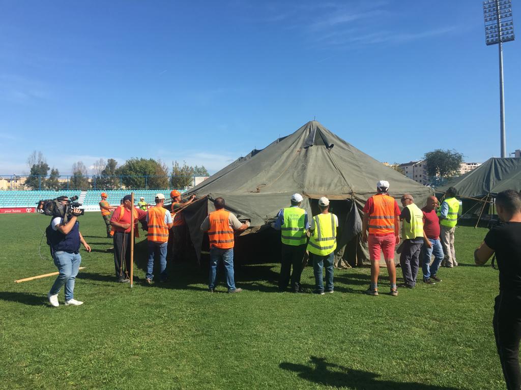 FOTO-LAJM/ Tërmeti i fortë, Ushtria monton çadra në stadiumin e qytetit të Durrësit cadra durres
