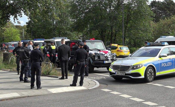 Policia ndalon kolonën e dasmorëve në Hamburg: Ja çfarë ka gjetur dasma 1