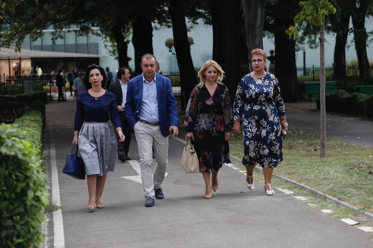 deputete parlament 13