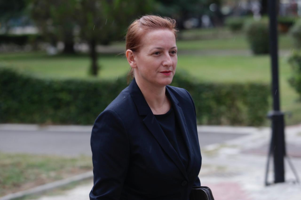deputete parlament 16