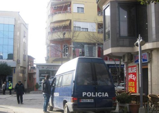 Tentuan të vidhnin magazinën ushqimore, në pranga vëlla e motër në Elbasan elbasan