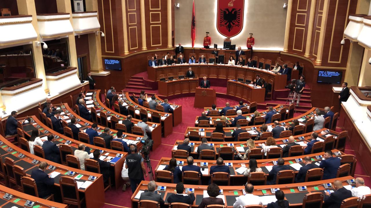 Video / “Do përçajmë Shqipërinë”, gafa e Hajdarit shkrin së qeshuri Kuvendin f4f5a4ff e556 4a36 83d4 baaeca4c5edc 1