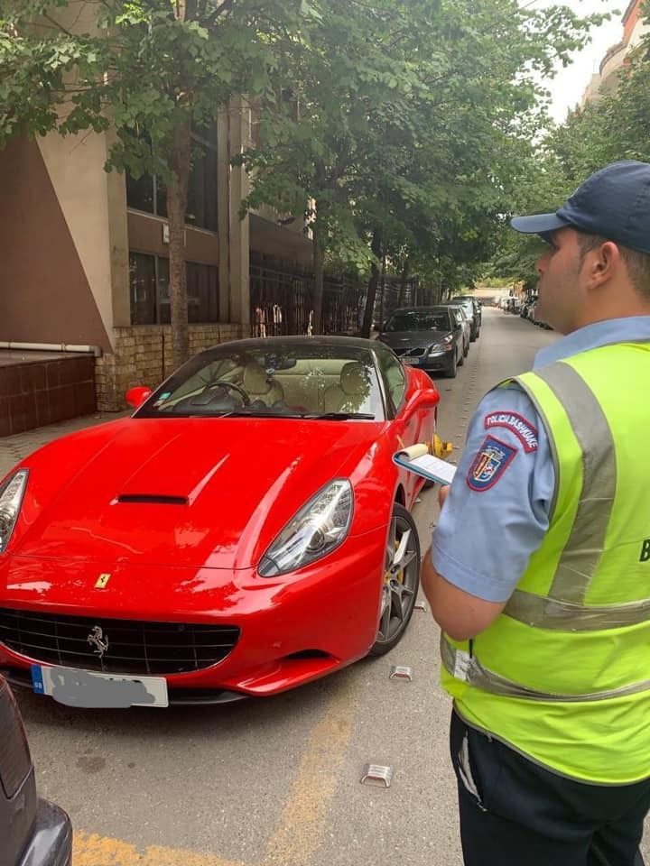 Gjobitet 'Ferrari' i parkuar gabim, Veliaj: Bo bo bo, sot notën '4' 2 ferrari 2