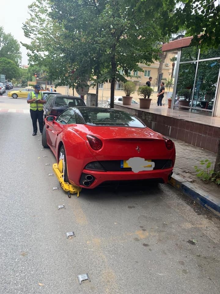 Gjobitet 'Ferrari' i parkuar gabim, Veliaj: Bo bo bo, sot notën '4' 3 ferrari 3