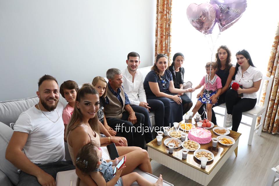 Vajzat jetime bëhen me shtëpi nga Fundjavë Ndryshe, Xhaçka nuk i mban lotët /Foto/ fundjave