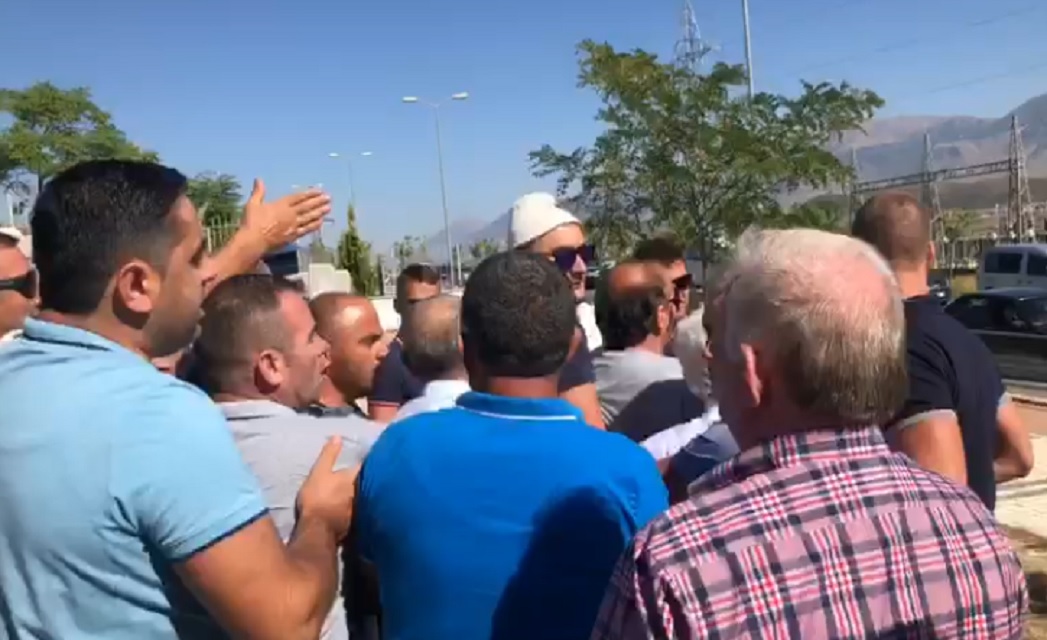 “Tradhtarë!”/ Përplasje me partitë e Ballit e PD në 76-vjetorin e betejës së Gerhotit (VIDEO) gerhot