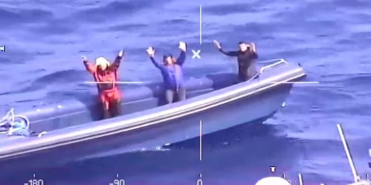 VIDEO / Mediat greke nxjerrin pamjet: Ndjekja dhe arrestimi në det i skafistëve shqiptarë gomon