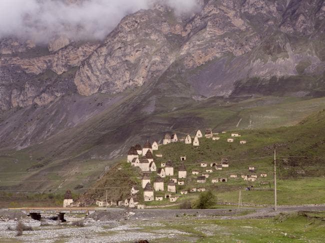 “Qyteti i të Vdekurve”, misteret e varreve të 10 mijë trupave /Foto/ 2 ka 1