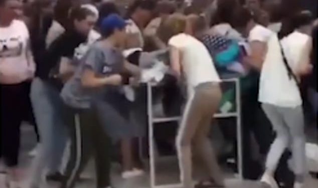 VIDEO/ Përleshen brenda qendrës tregtare gratë ruse, dyqani boshatiset për 5 minuta moska