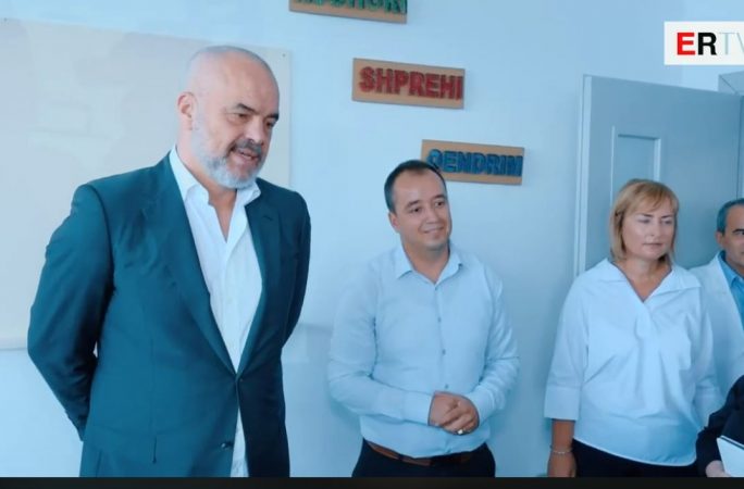 “Facebook-un ma lini mua”, Rama batuta me nxënësit e shkollës profesionale rama