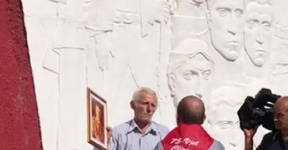 ‘Sot nuk ka dashuri, jemi bërë zagarë’, qytetari i përlotur mban në dorë portretin e Enver Hoxhës në Gjirokastër. Debati me drejtorin safe image 1