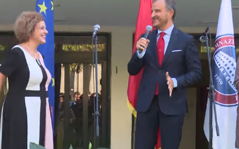 “Sot jam Petronins”/ Ambasadori Soreca mesazh në shqip gjimnazistëve: Shumë shpejt çelen negociatat e BE soreca
