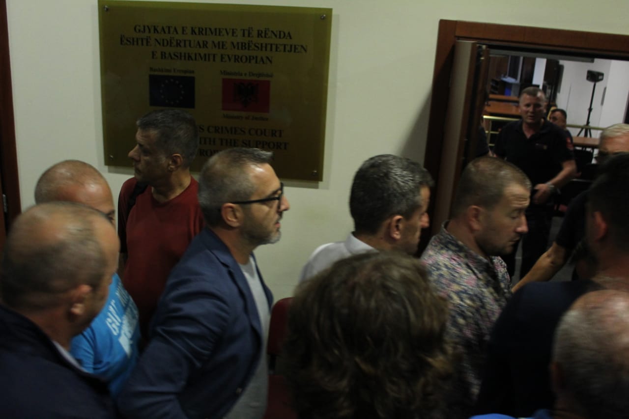 Saimir Tahiri hyn në sallë i rrethuar nga mbështetësit për vendimin 1 tahiri 1