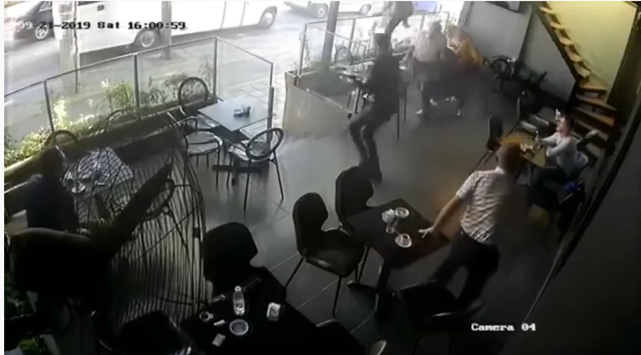 VIDEO/ Nga berberët tek kamarieri fantastik me tabaka, shihni momentet kur po binte tërmeti i madh termet