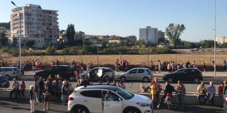 Tërmetet/ Italia dhe Greqia ofrojnë ndihmat e para për vendin tonë termeti makina