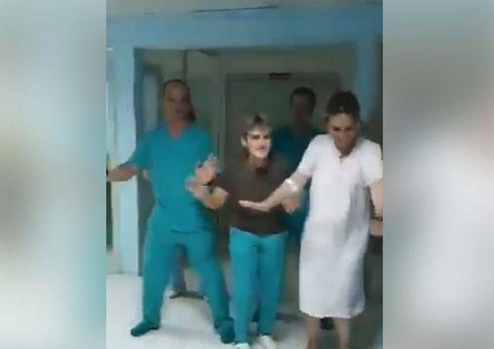 Video epike/ Pas tërmetit, këta mjekë heronj kanë ditur si t’i inkurajojnë nënat e reja në maternitet video maternitet