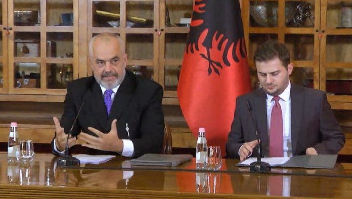 Rama “harron” zv/ ministrin e Jashtëm që ka në krah, Cakaj nuk flet asnjë fjalë 1571411687 rama2