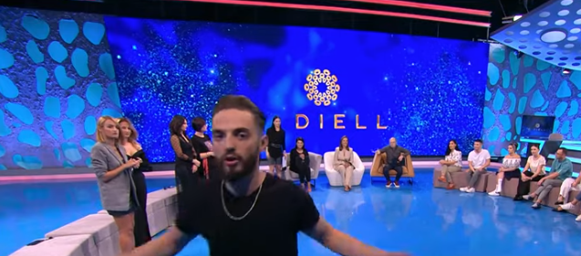 Çmendet konkurrenti, thyen mikrofonin dhe kamerat në Top Channel, refuzon eliminimin 3 3 1