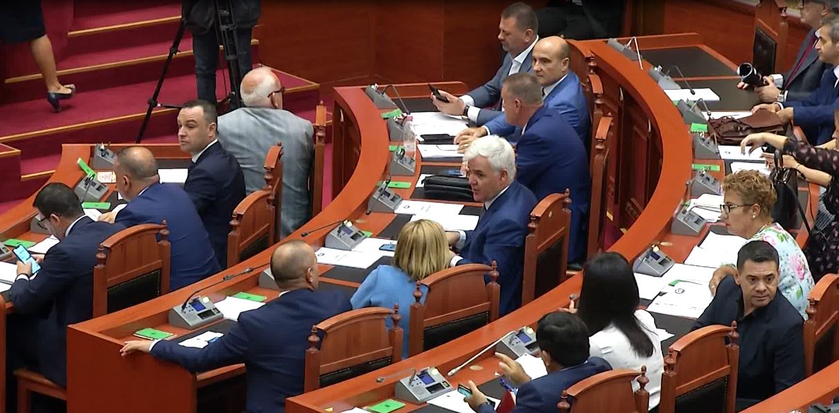 Ramës i rrjedhin votat në Kuvend, abstenon edhe Fatmir Xhafaj për ligjin e rëndësishëm 45