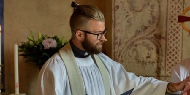 Njihuni me priftin më të bukur në botë, vajzat po çmenden 640 0 5d8ce0460abff 1