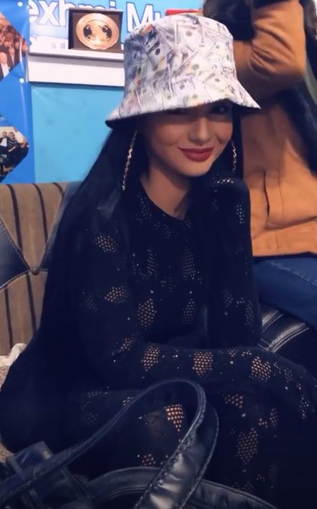 Rina Balaj shokon me veshjen në koncert 2 640 0 5d9867aadc0a1