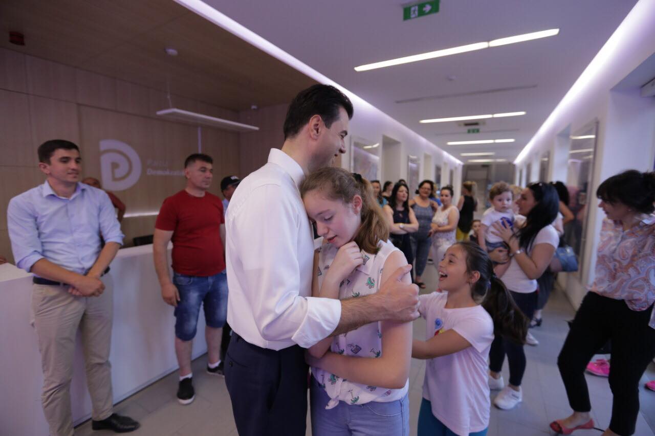 Si ua shpjegon Shqipërinë Lulzim Basha dy vajzave të tij 64659021 2368898373393461 8543307980358025216 n