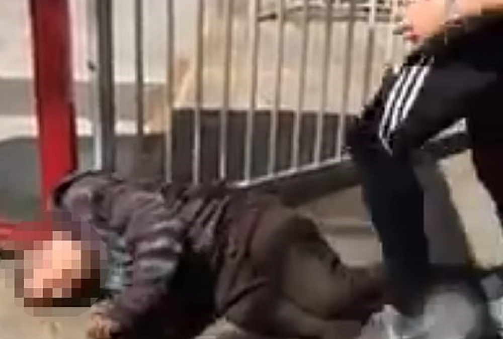 Video / 22-vjeçari godet burrin për disa like në Facebook Ammanford South Wales