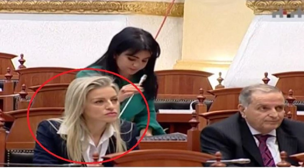 Video / Qeshni me lot! Deputetja e re që i zuri vendin Bashës në Parlament nuk di të lexojë fjalimin Majlinda halilaj