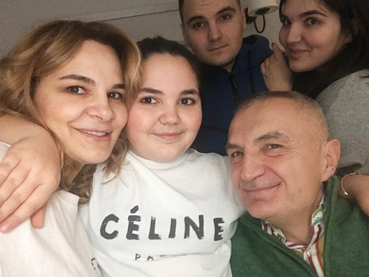 Dikur tha jam kërcënuar, Kryemadhi tregon arsyen pse i ka dërguar fëmijët në Angli: Këtu nuk ka profesorë matematike Mona me Liken