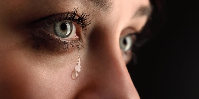 “Vajza juaj ka vdekur”, nëna tregon historinë tronditëse të ndodhur para 36 vitesh në maternitetin e Vlorës: Nuk e besoja… Tears Cropped