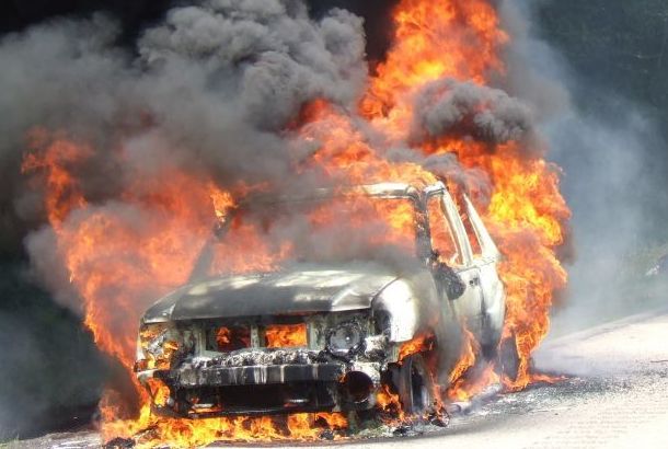 Bllokohet qarkullimi në aksin Tiranë-Elbasan, makina merr flakë në ecje… Topic Vehicle Fire