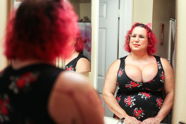 Ka shërbyer 11 vite në ushtrinë amerikane, por tashmë ka vendosur të shfaq feminilitetin 2 Ushtraku 6