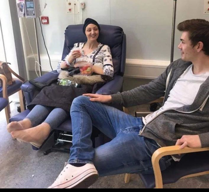 Edhe pse e di se ajo do të vdesë, martohet me të Vicki Eastaugh 2
