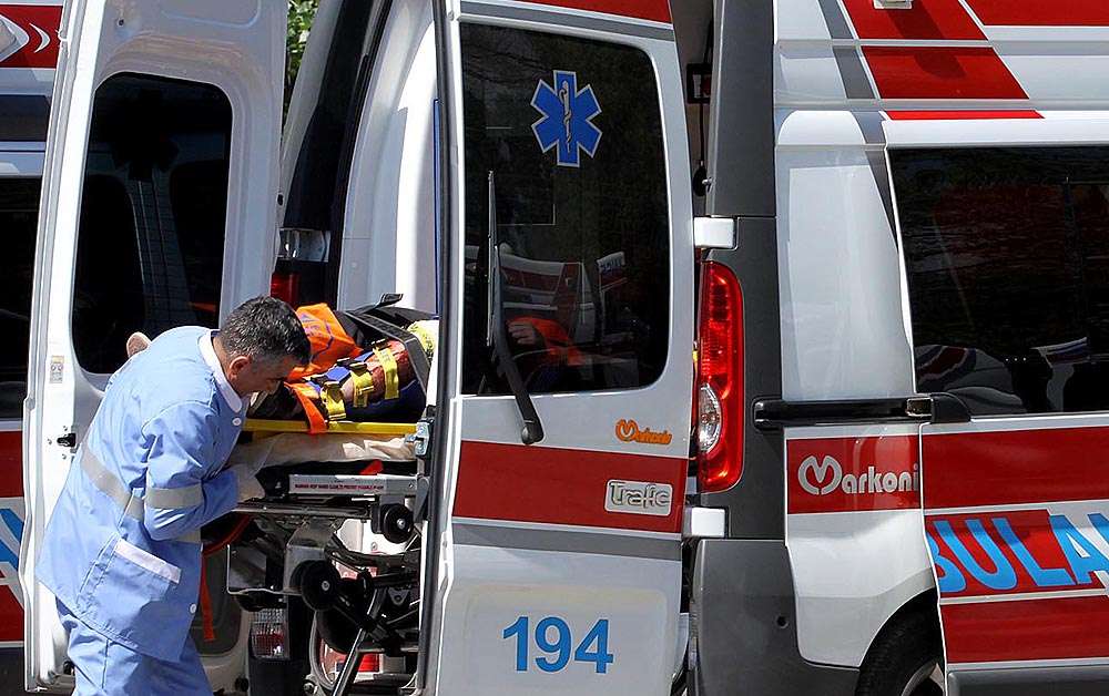 Tragjike/ Trajleri përplas autobusin, 1 i vdekur dhe dy të plagosur në Qafë-Thanë ambulanca