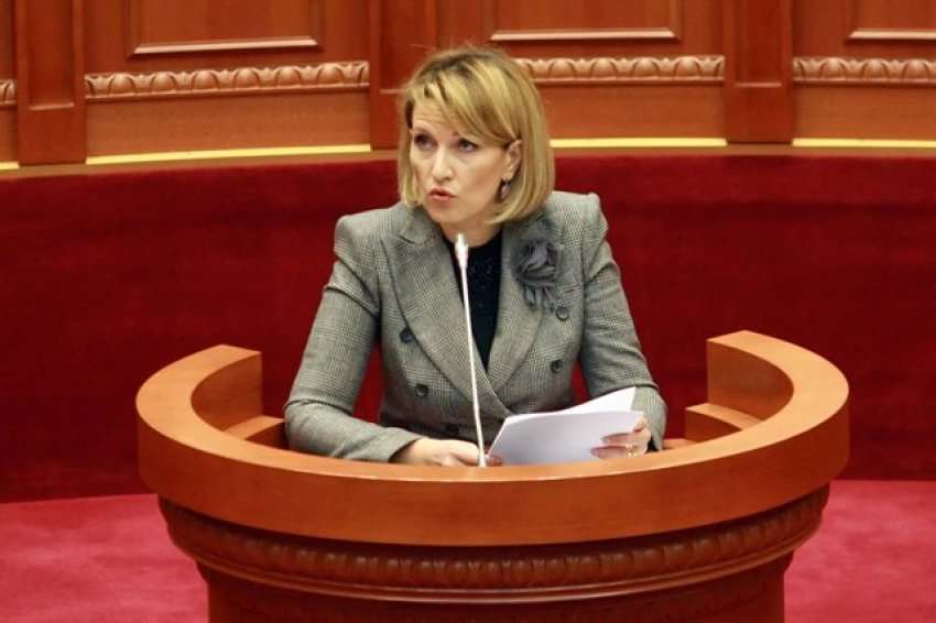 Kodheli jep mesazhin e fortë: Mos t’i fusim shkopinj nën rrota njeri-tjetrit, t’i japim një shans shpresës europiane auto Mimi Kodheli1490870757