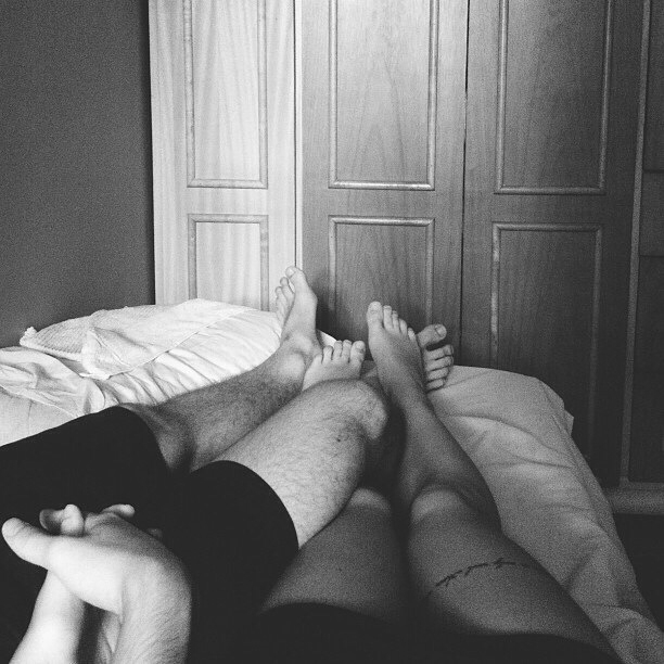 Shqiptari gjen gruan me të dashurin në shtrat, pasi sheh skenën bashkë me djalin ata… couples cute couples in bed laying down Favim.com 1241583