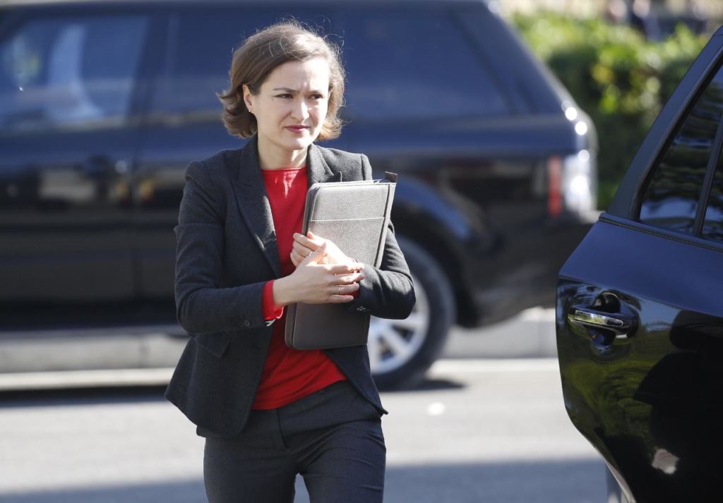 FOTOT/ 'Baba Taku' i lagur, Margariti e përgjumur, Ahmetaj...Disa momente pikante nga Kuvendi 6 deputetet 1