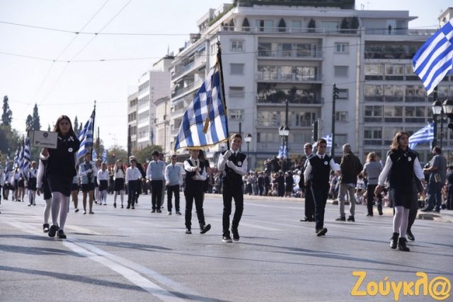 Video / Sfidon Greqia, nxjerr helikopterë, tanke dhe ushtarë. Në shesh edhe shqiptarë 3 greqia ushtria greke parada 3