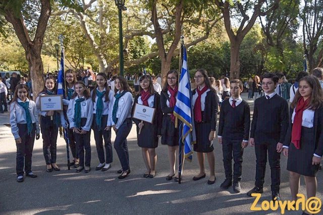 Video / Sfidon Greqia, nxjerr helikopterë, tanke dhe ushtarë. Në shesh edhe shqiptarë 4 greqia ushtria greke parada 4