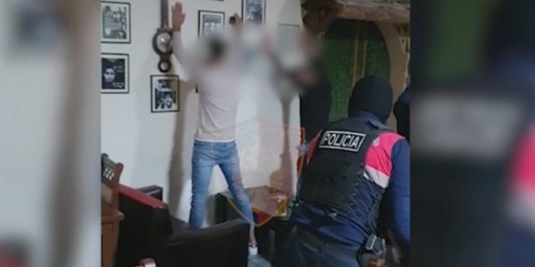 VIDEO/ “Të gjithë me duart lart”, Policia kontroll në Elbasan, ja çfarë u gjet në lokal kontroll